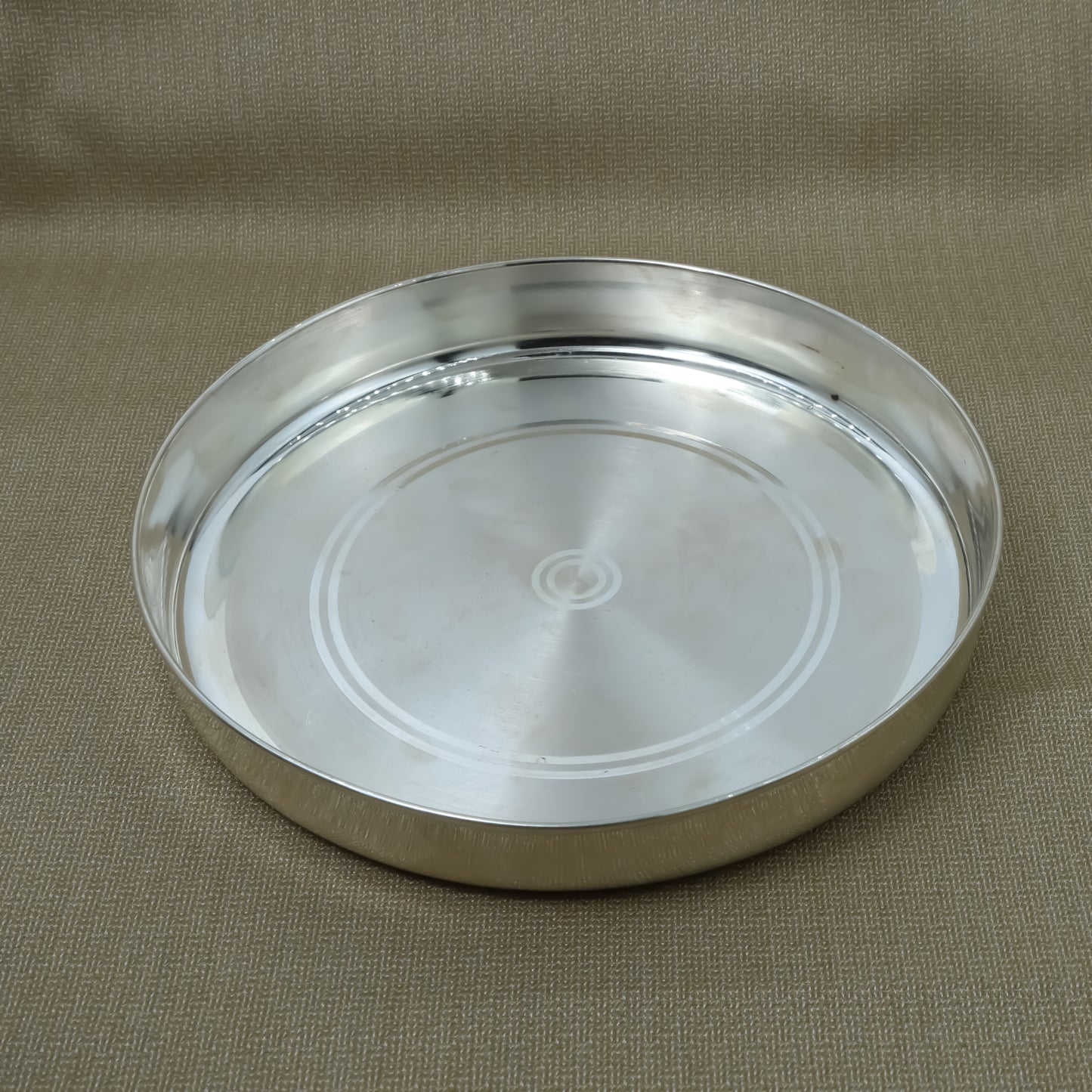 Exquisite silver dinner plate, adding a touch of sophistication to your dining table.