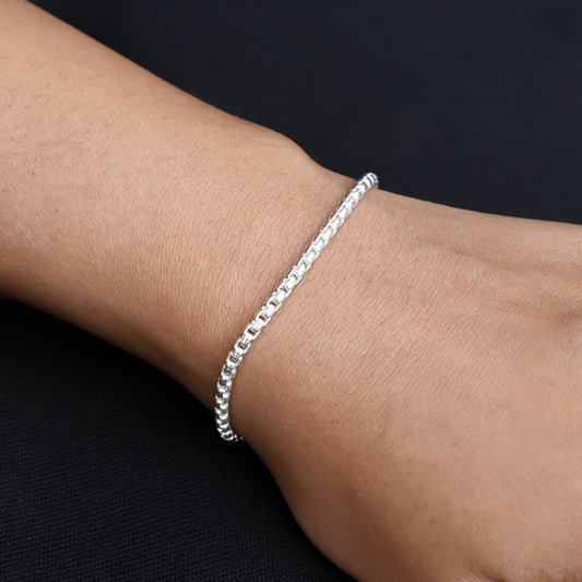 Men's silver bracelet featuring a simple and sleek chain design