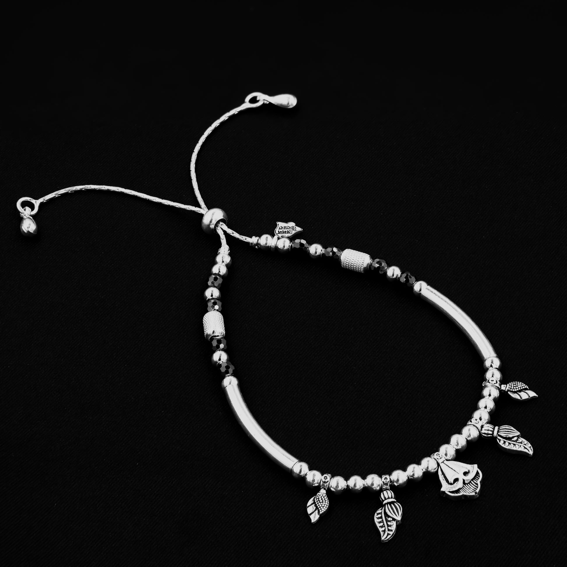 Silver anklet with a trendy design, symbolizing a chic and contemporary fashion statement for a sophisticated style.