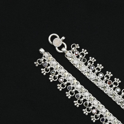 Glamorous silver anklet for brides, embellished with beautiful gems for a luxurious finish