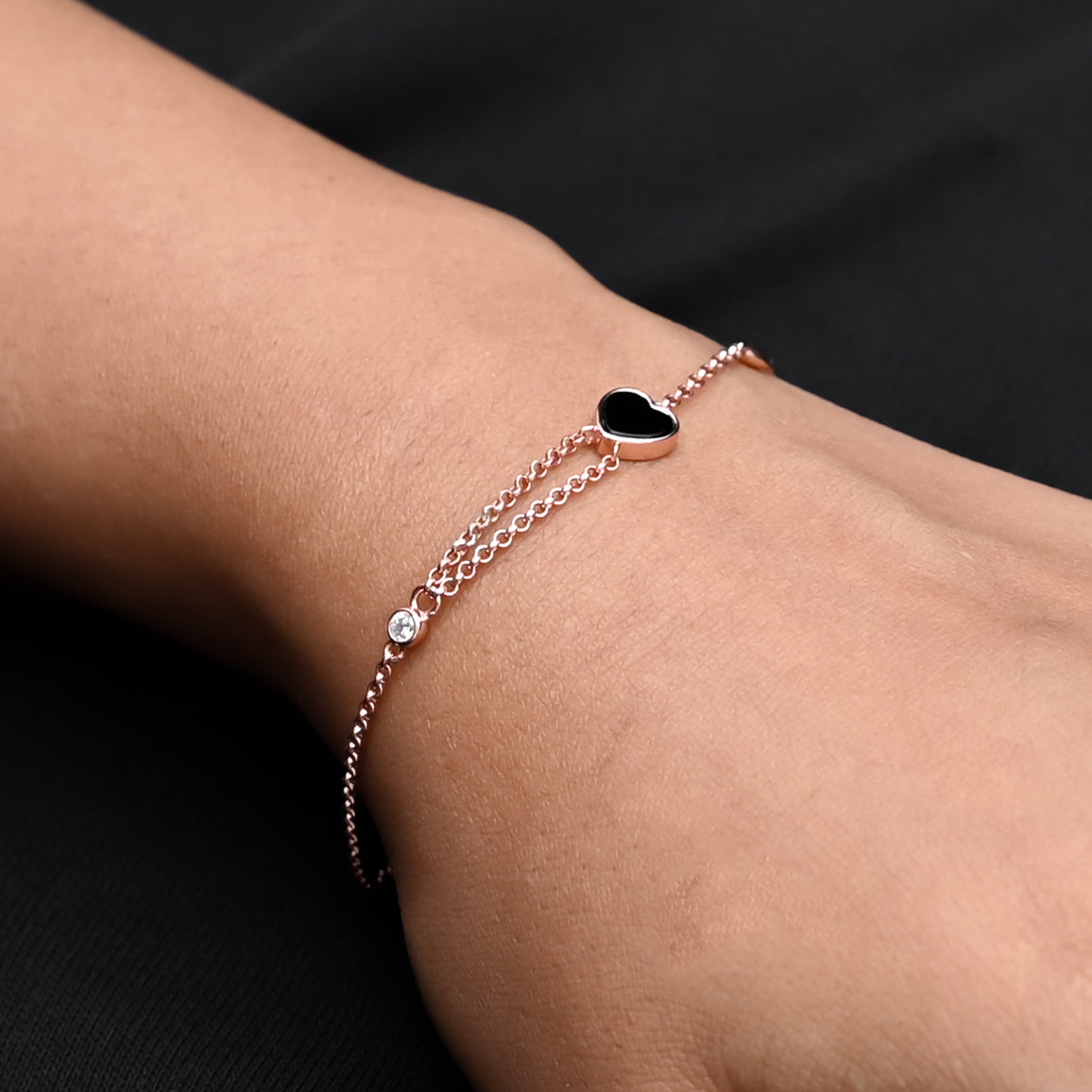 Charming bracelet for girls with a gold-plated design, highlighted by a black heart-shaped gem for a bold look.