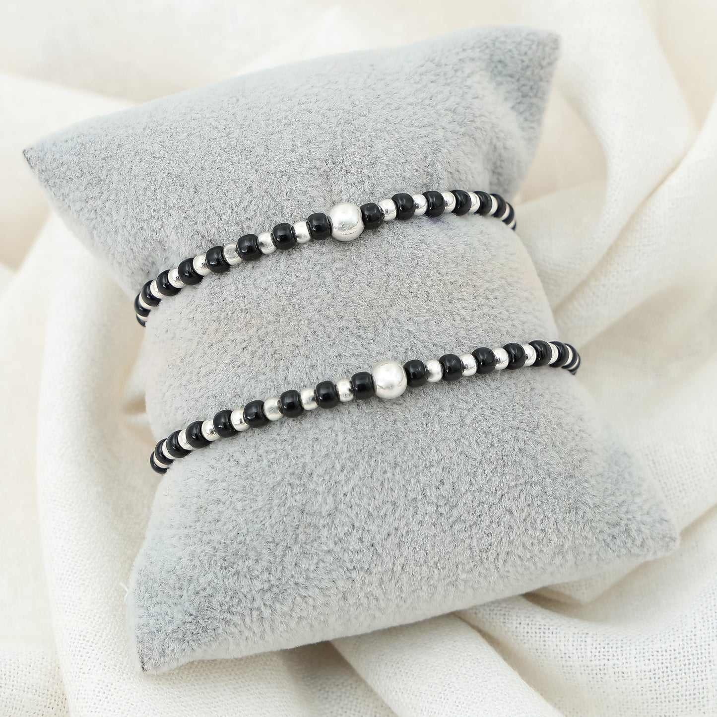 Silver Plain Moti & Black Buds Bracelet