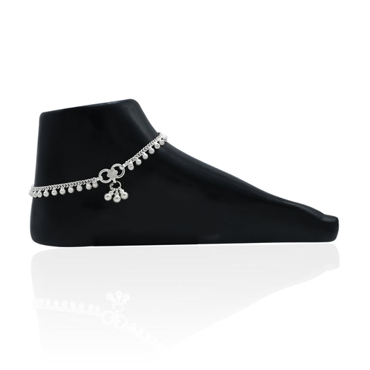 Elegant silver anklet with a simple solitaire accent for a sleek look