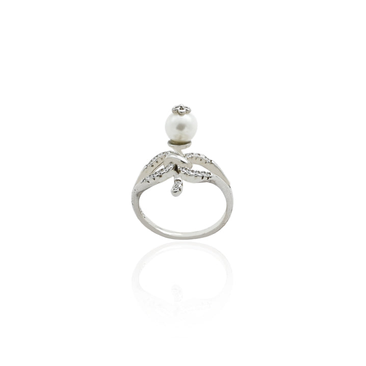 Elegant silver ring with a flower design adorned with a lustrous pearl.