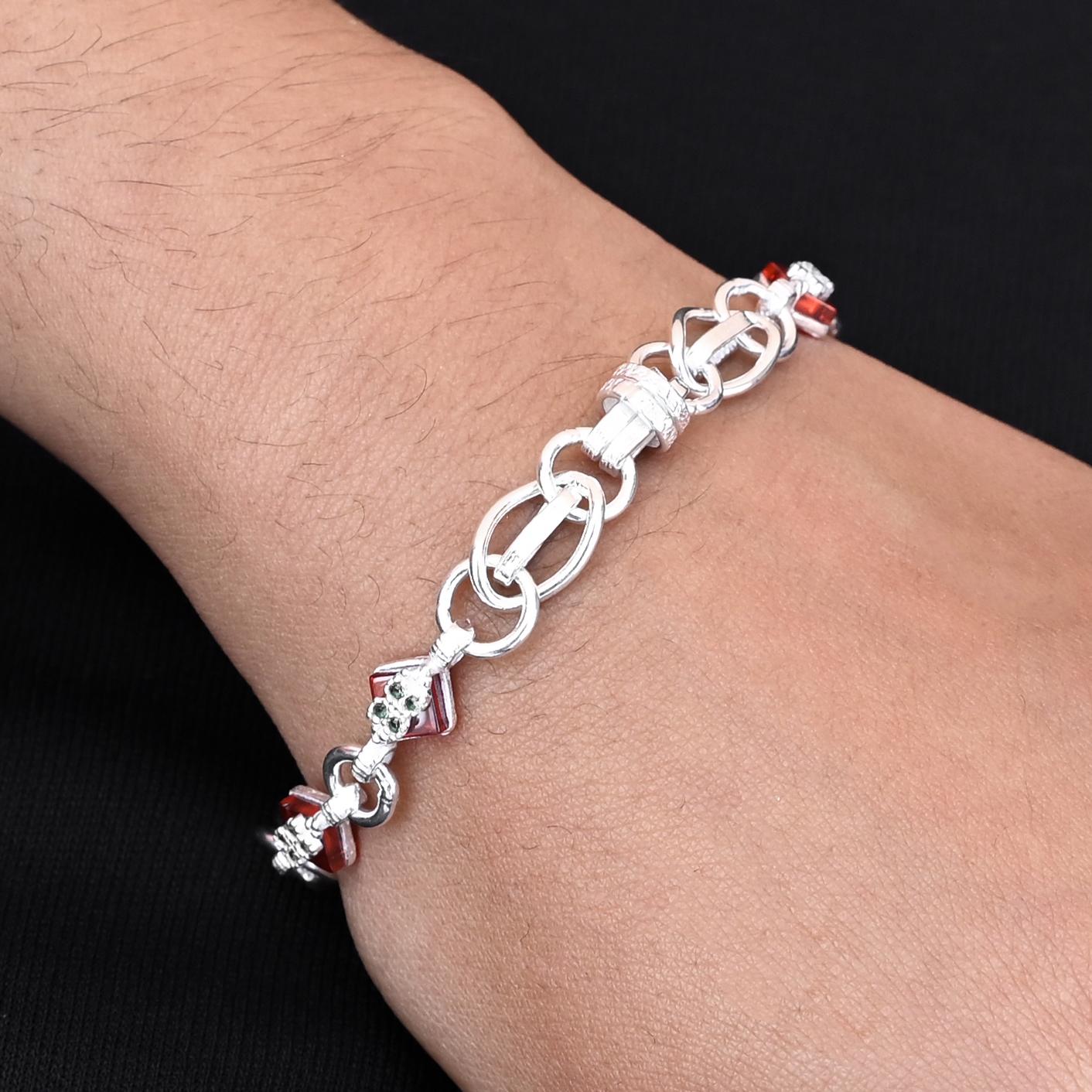 Premium men's bracelet with interlocking silver links for a luxurious look.