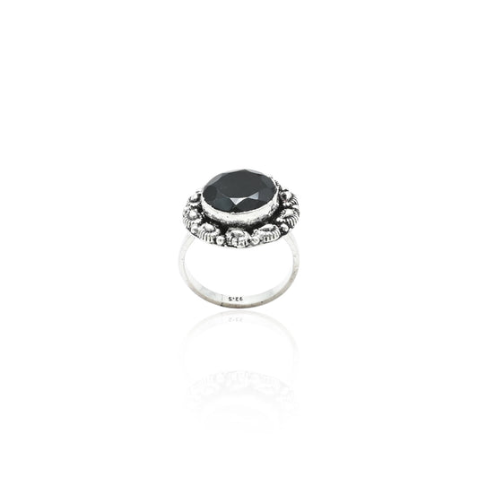 Elegant silver ring featuring a black stone with shasy border details