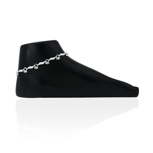 Silver anklet featuring glamorous spin beads for a stylish look