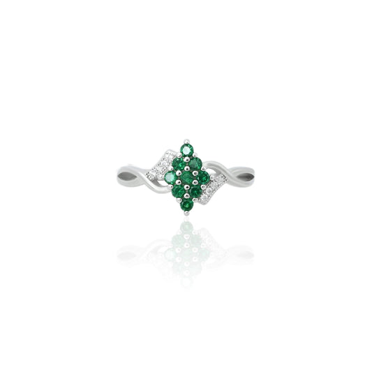 Elegant 925 silver ring for girls featuring a vibrant green gemstone.
