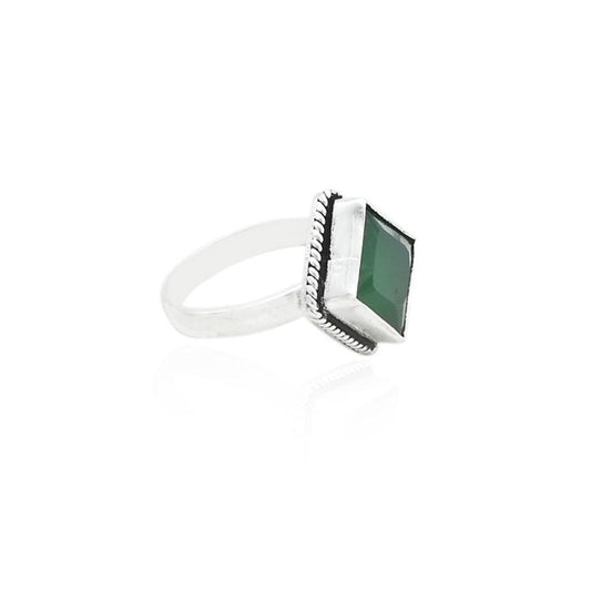 Close-up of a silver ring with a deep green gemstone, designed for a sophisticated and refined look.