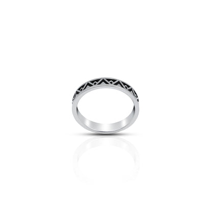 Chic sterling silver ring featuring a modern zig-zag pattern.