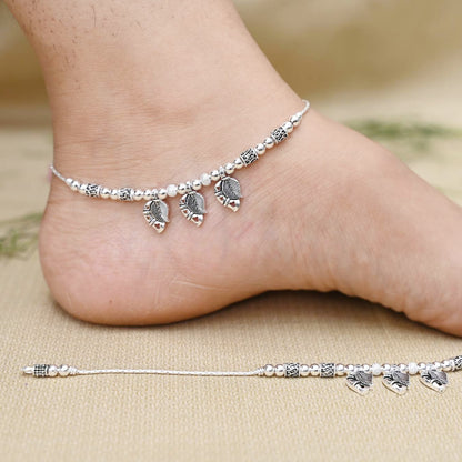 Unique design silver payal with a leaf motif and delicate beads