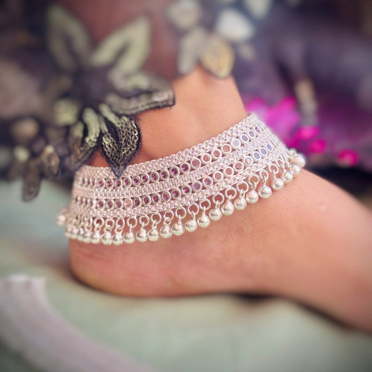 Traditional silver payal featuring light purple stones and ghungroos for a timeless beauty.