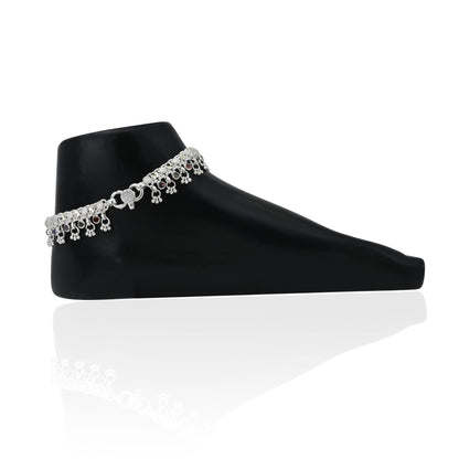 Elegant silver anklet for brides, featuring sparkling gems for a radiant style