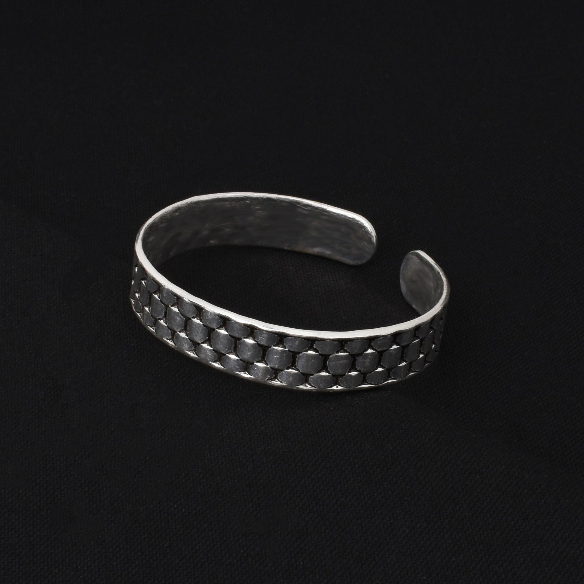 Modern silver kada for him with a casual and attractive design