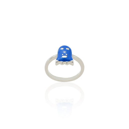 Close-up of a silver ring for babies with a playful blue teddy bear motif, offering a sweet and adorable look.