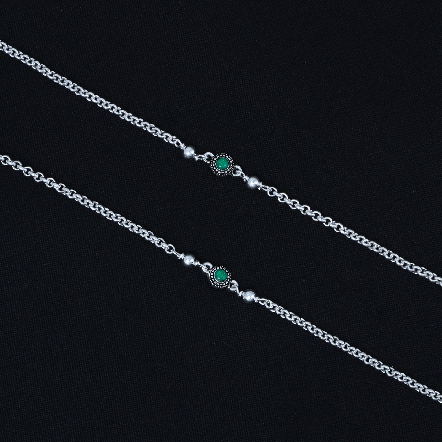 Sterling silver payal with a green stone chain pattern, creating a timeless and vibrant accessory.