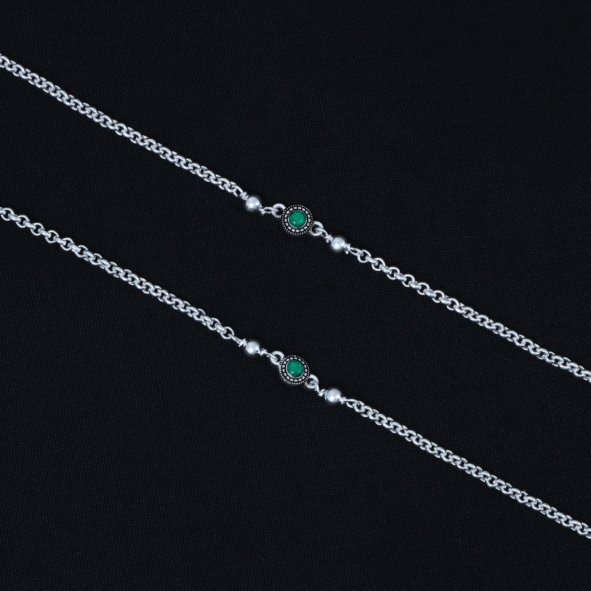 Sterling silver payal with a green stone chain pattern, creating a timeless and vibrant accessory.