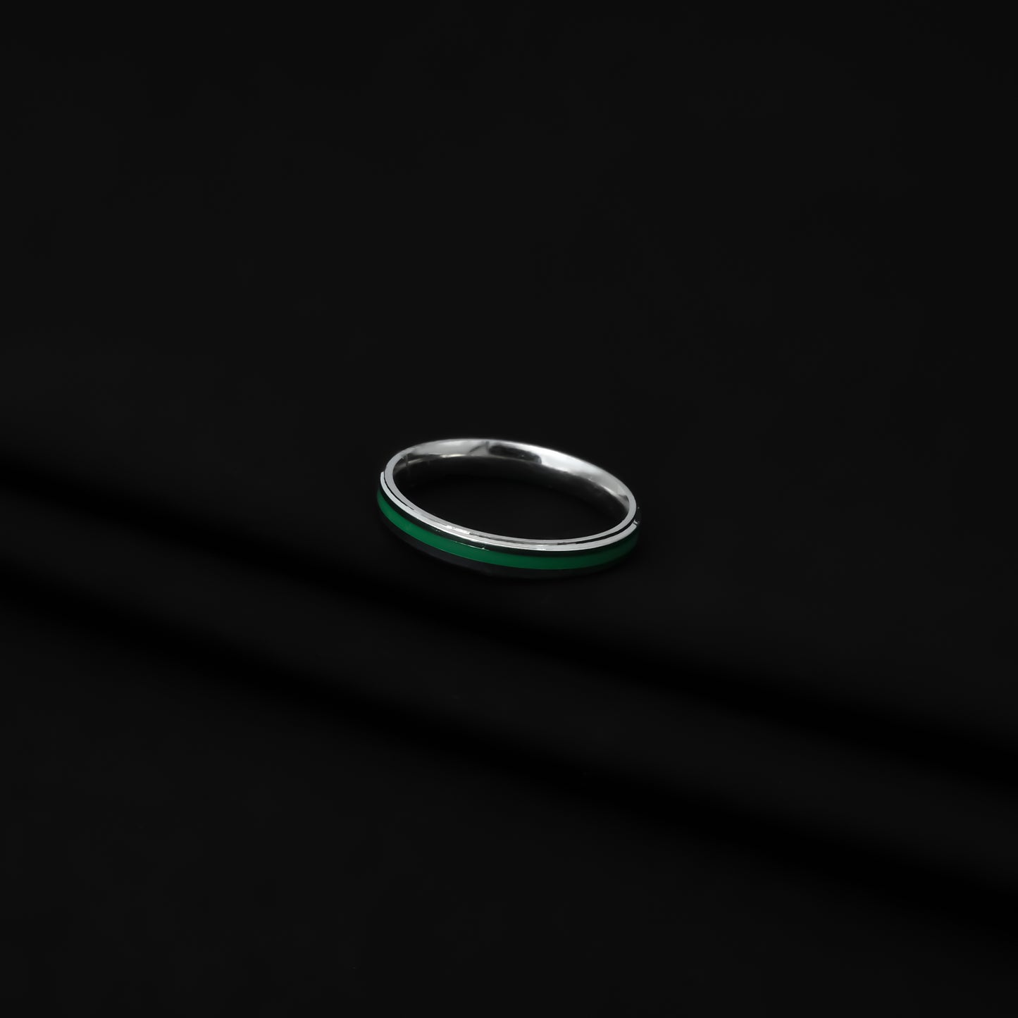 Sleek and chic sterling silver ring for girls, adorned with a trendy green stripe