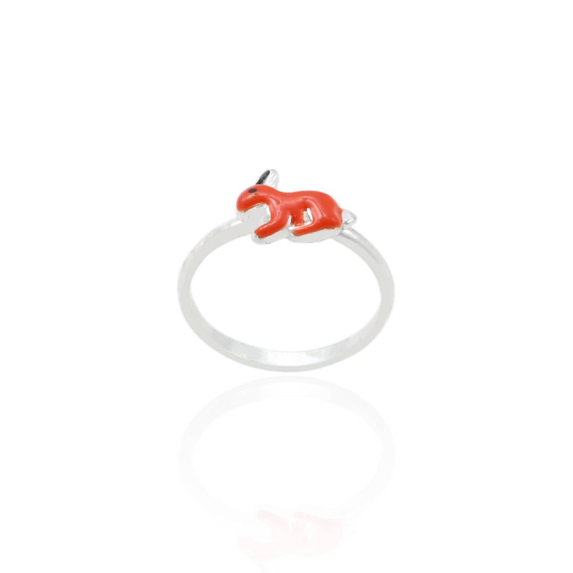 Close-up of a silver ring for babies with a cute rabbit motif, offering a charming and sweet look.