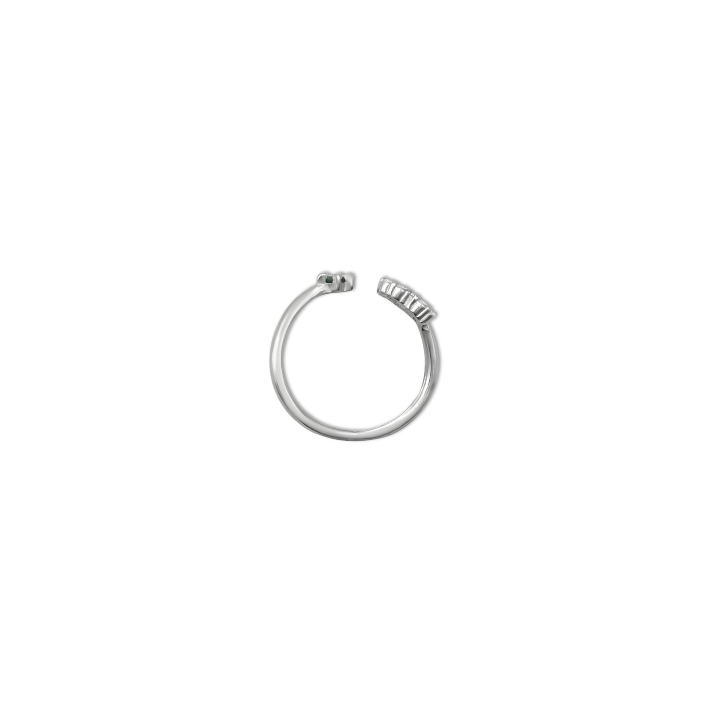 Charming sterling silver ring for her with a small flower and heart shape for a romantic touch.