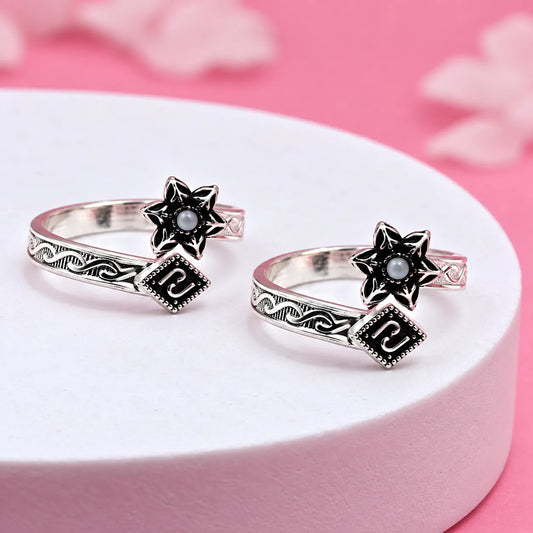 Black-Detail Flower Bud Silver Toe Ring.