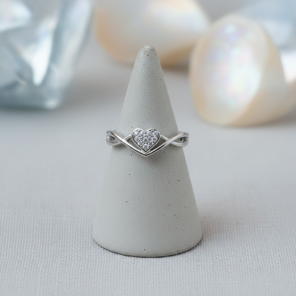 Gorgeous Silver Ring with Heart-Shaped Gem for a Romantic Touch.