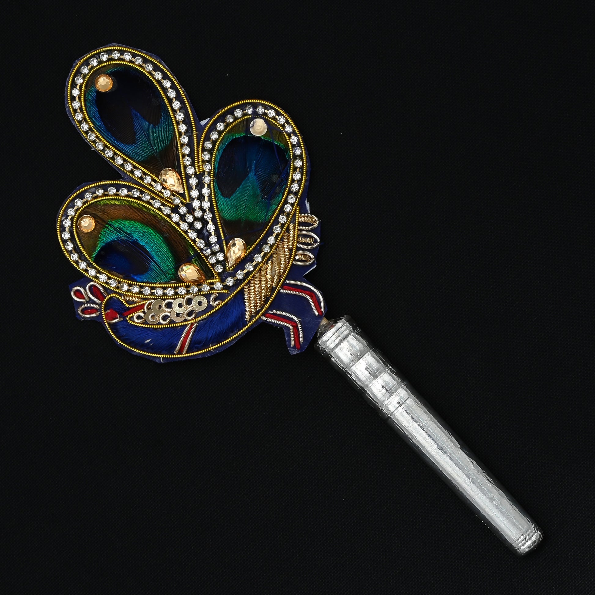  The intricate design of the Morpankh, or peacock feathers, symbolizes beauty and grace. Showcase your impeccable taste with this timeless accessory.