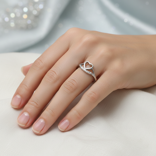 Romantic Silver Ring with Heart Design – Elegant and Heartfelt.