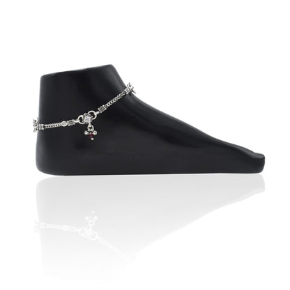 Charming silver anklet with a beautiful floral pattern, perfect for adding a touch of nature