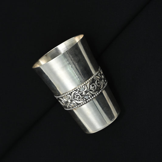 Exquisite silver-coated design glass, ideal for special occasions and enhancing your dining experience.