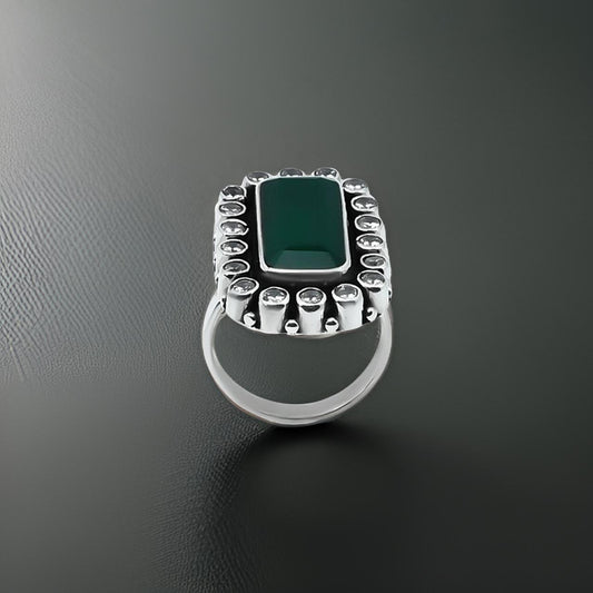 Elegant green stone ring in sterling silver.