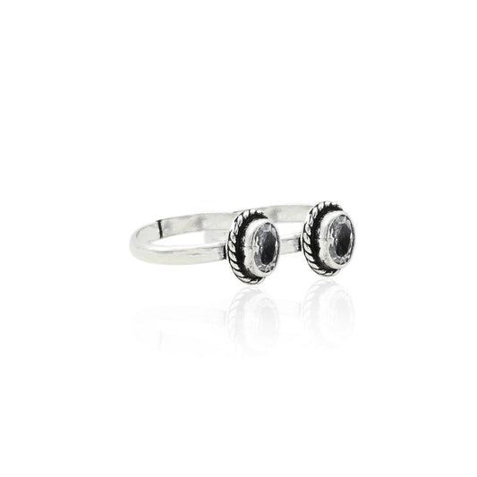 Stylish silver toe rings with a traditional design and white gemstones, ideal for a graceful appearance