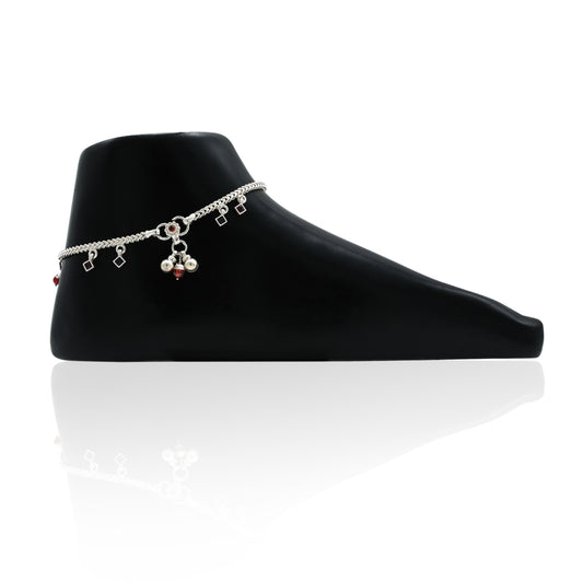 Elegant silver anklet featuring a delirious drop shape pattern