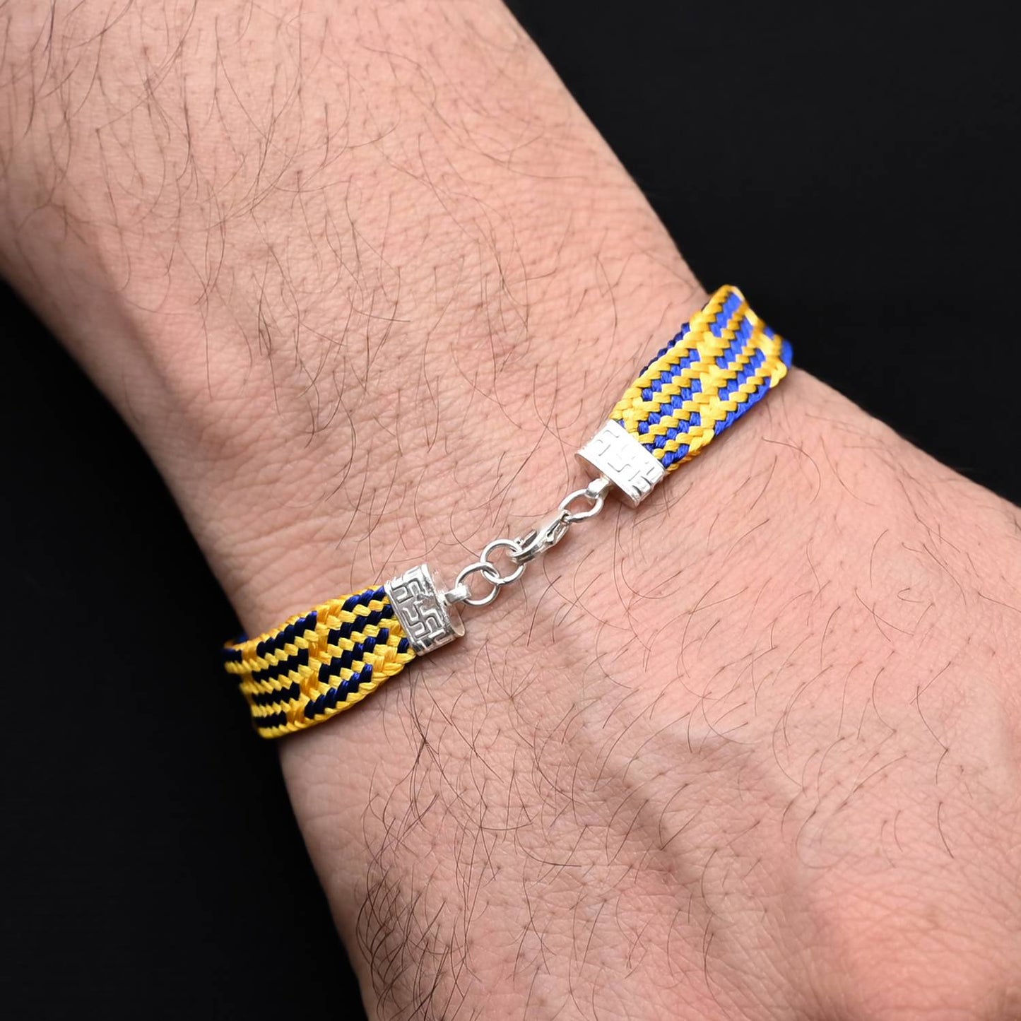 Timeless silver moli bracelet with a striking blue and yellow combination for a unique style